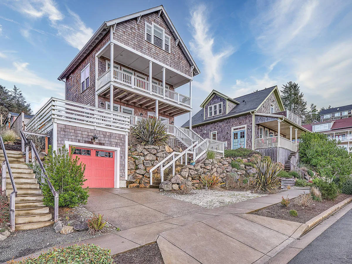 2451 SW Anemone Ave photo 1