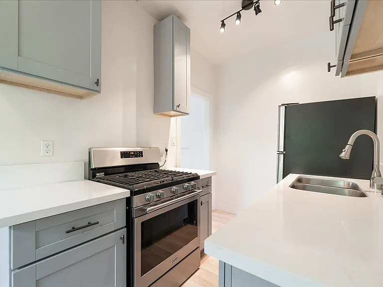 1475 W Adams Blvd #307 — Photo 6