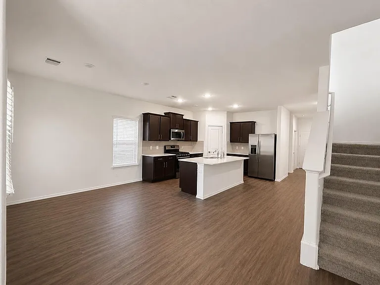 1008 Bluewood Bnd — Photo 9