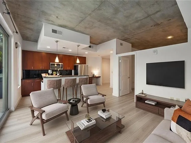44 Peachtree Pl #428 — Photo 3