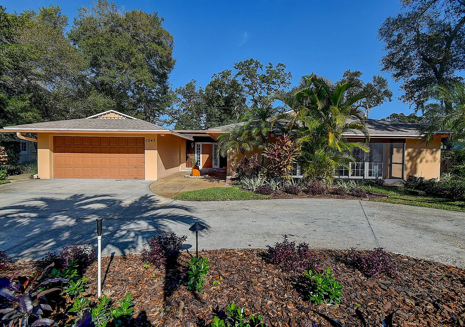 Luxurious 4 bedroom, 3 bath pool home. — Photo 1