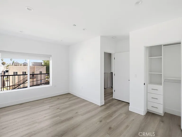 21721 Hart St — Photo 11
