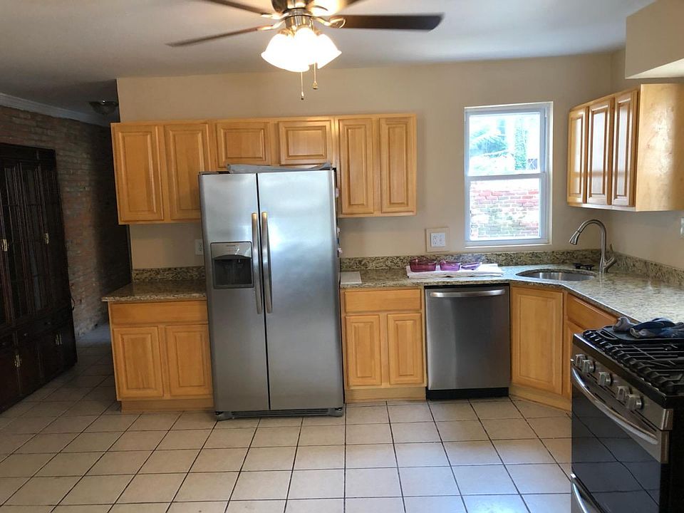 2nd image of 3208 Pearl St