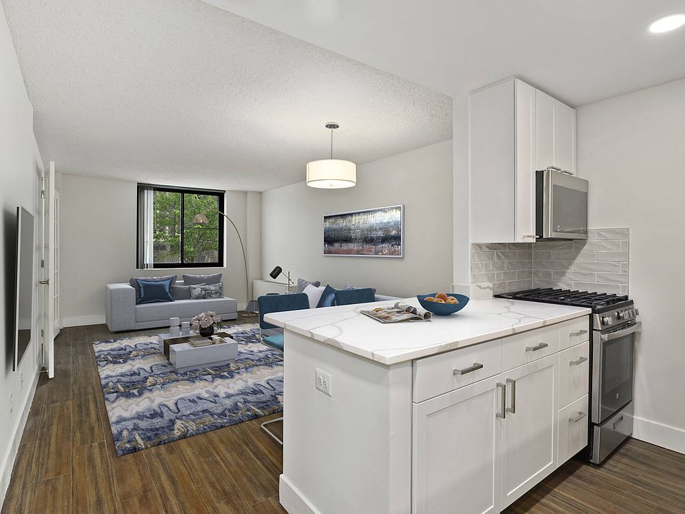 Junior 1BR with Hardwood Floors