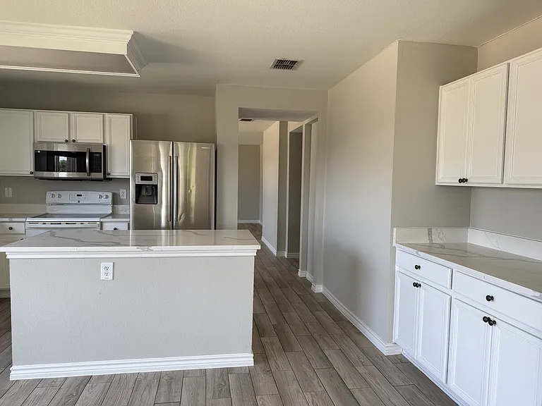 2429 Emerald Ln — Photo 7