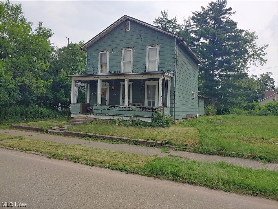 1st image of 425 E 3rd St