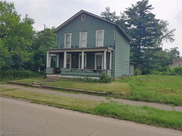 425 E 3rd St, Uhrichsville, OH 44683