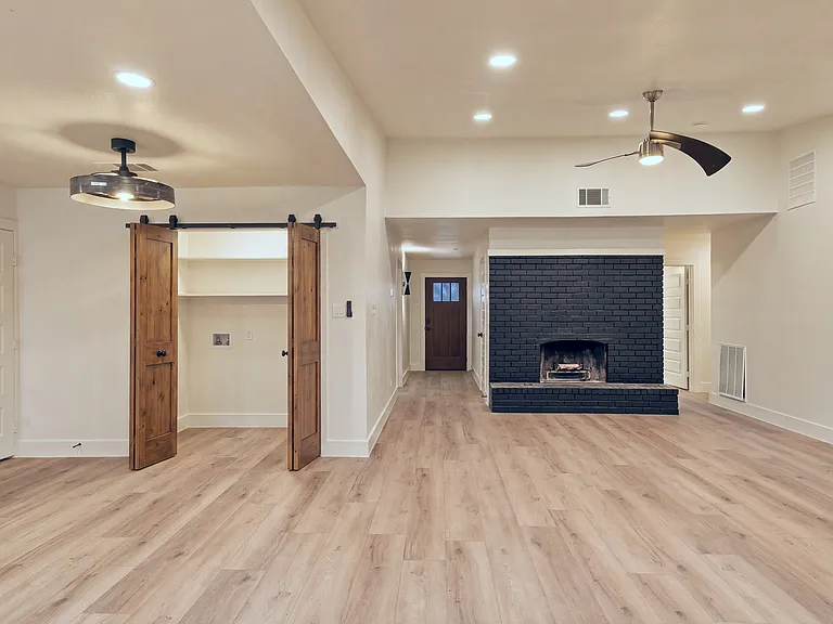 2733 Teakwood Dr — Photo 10