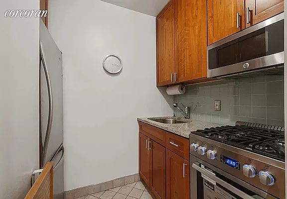 5th image of 415 W 57th St APT 4A