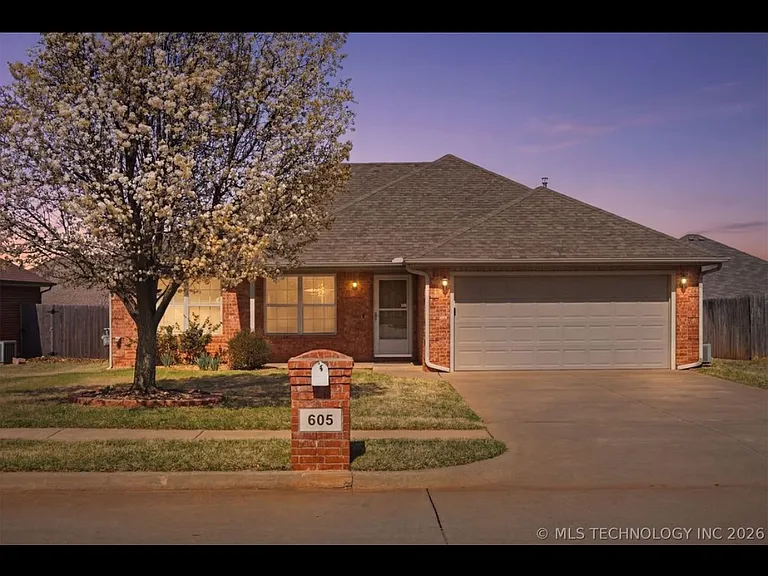 605 E Linden Ln — Photo 3