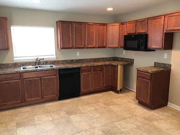 4th image of 252 Middletown Sq