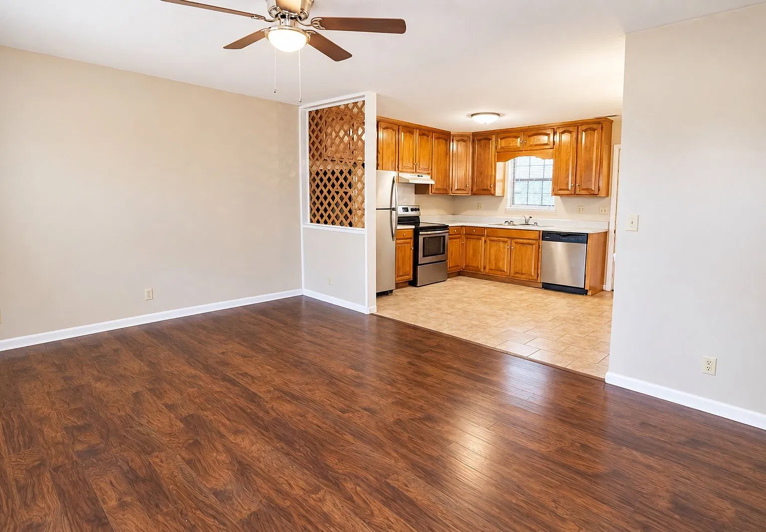 2 bed, 1.0 bath, 768 sqft, $1,050 — Photo 2