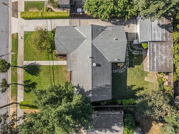 4th image of 1676 Hicks Ave