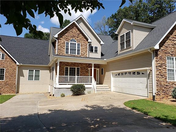 3rd image of 605 Montague Dr