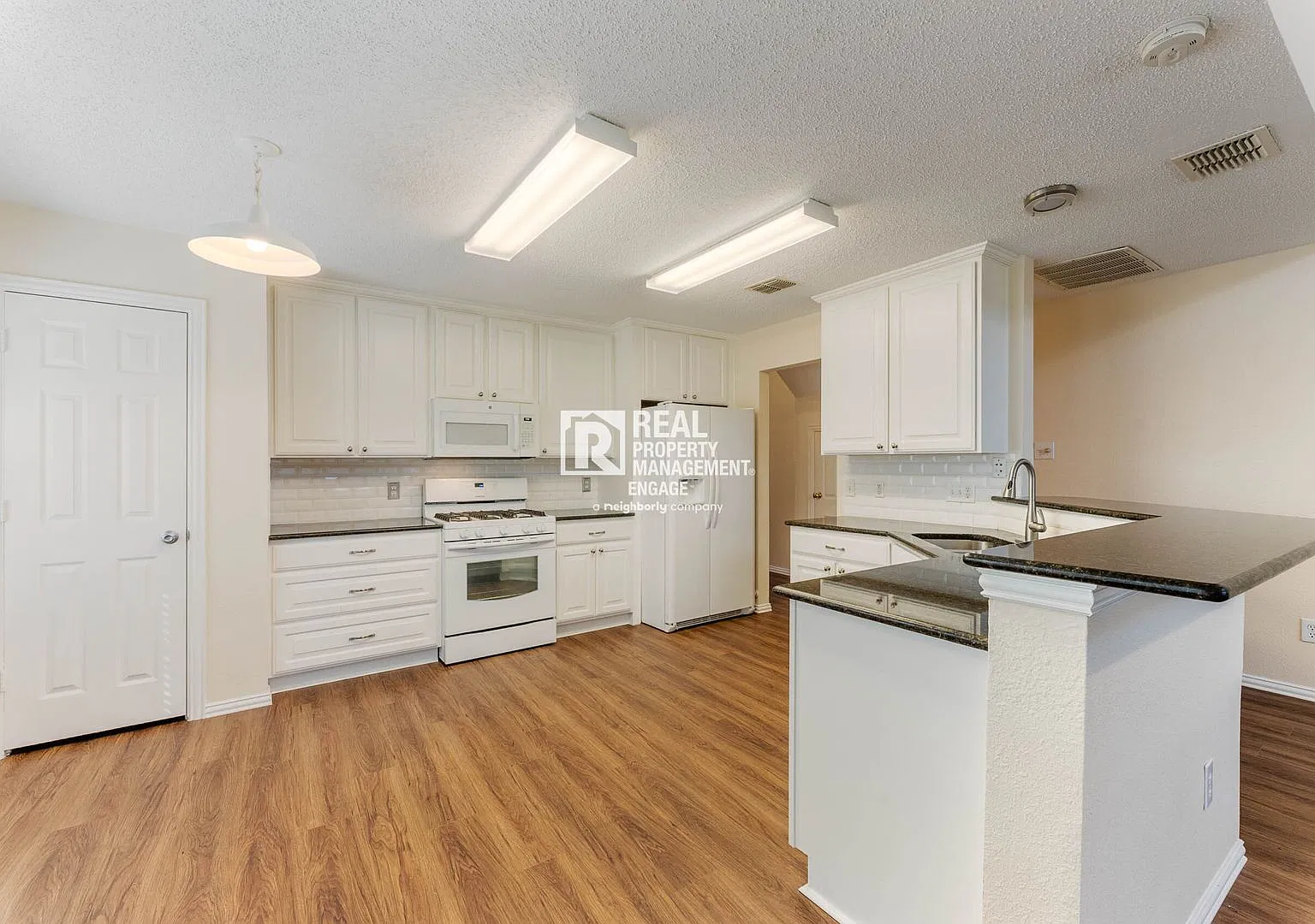 Beautiful 3 bed 2.5 Corner Home Ready to Move-In! — Photo 1