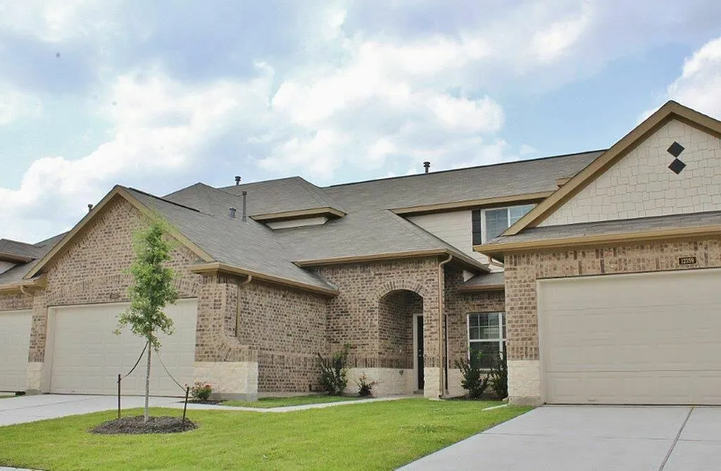 Bavaria Townhomes — Photo 1