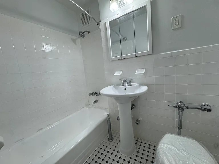 3324 Parsons Blvd #1U — Photo 8