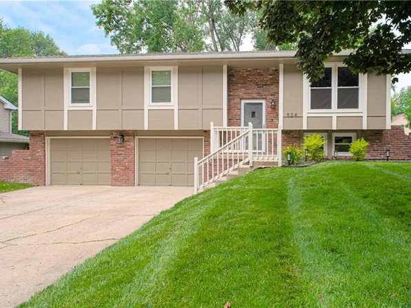 924 Canterbury Ln, Liberty, MO 64068
