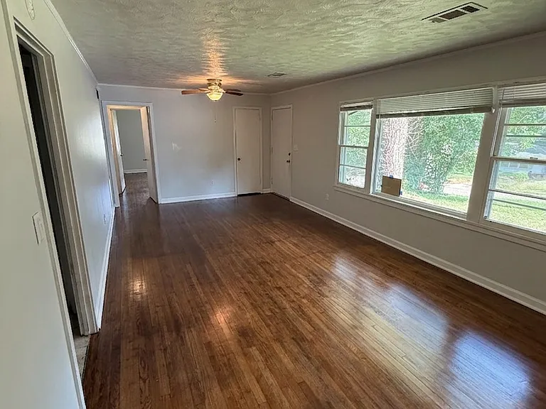455 Forest Hills Dr — Photo 2