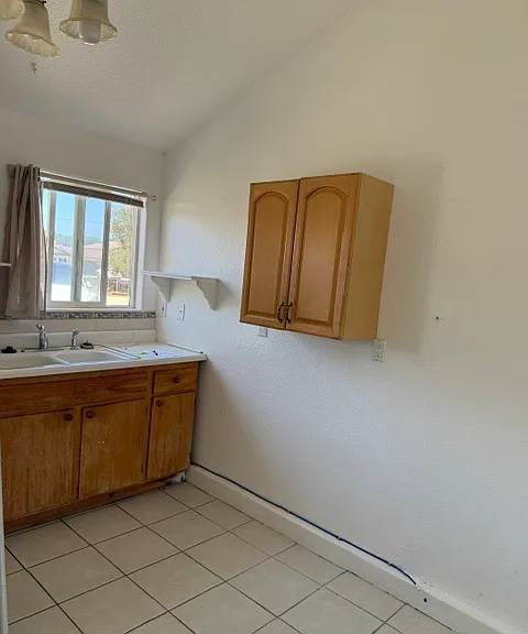 730 Tierra Rd #B — Photo 8