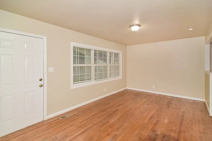 1803 Canterbury Cir NW — Photo 4