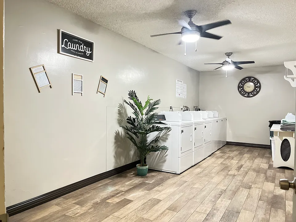 Tropical Breeze Apartments