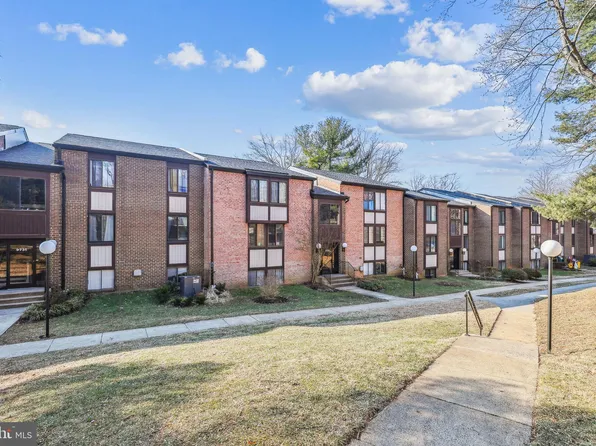 9733 Kings Crown Ct APT 101, Fairfax, VA 22031