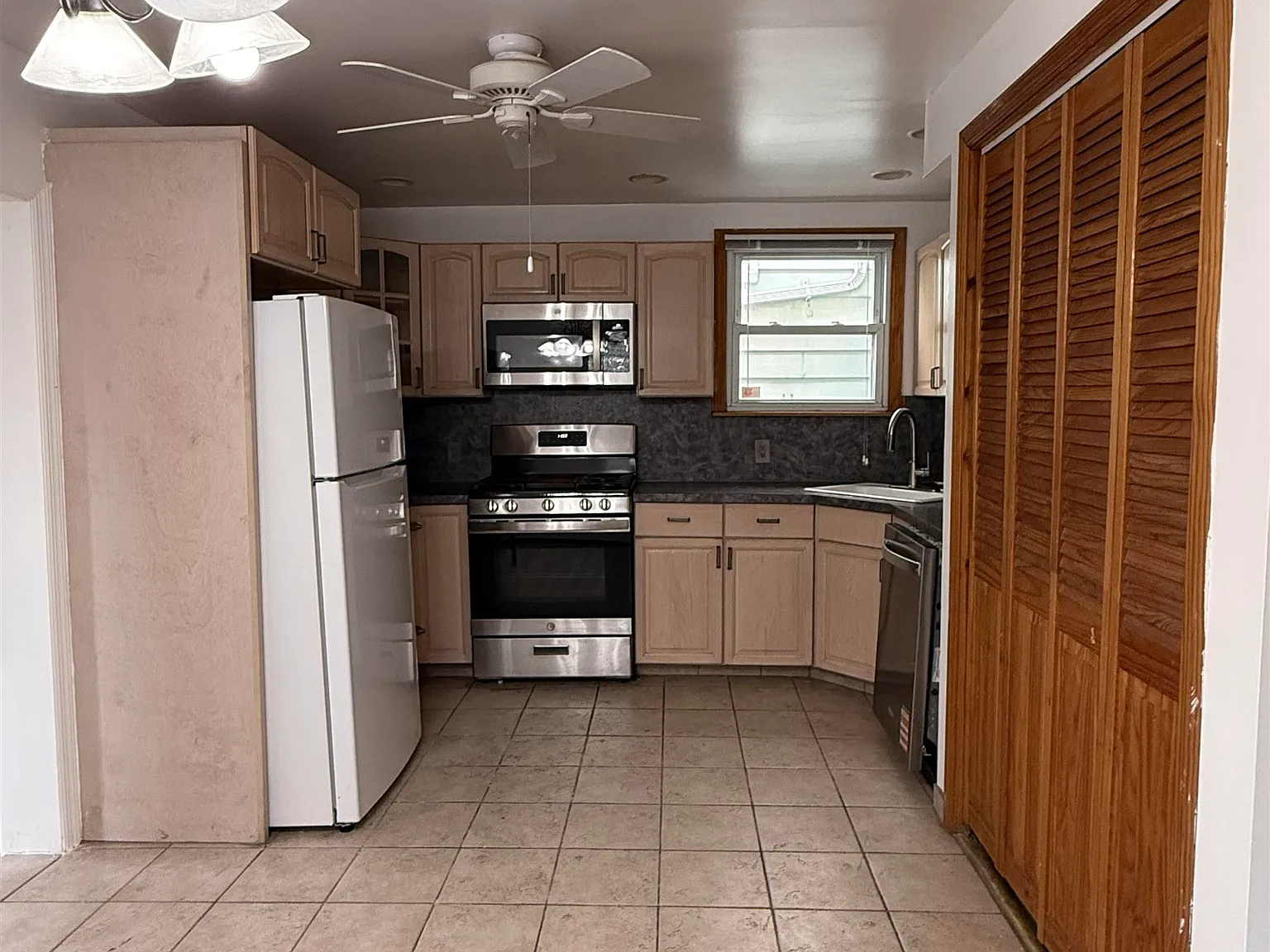 3 bed, 1.5 bath, $3,500 — Photo 2
