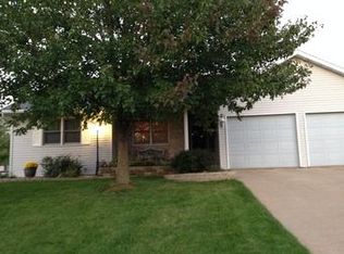 824 Cassandra Dr, Peosta, IA 52068