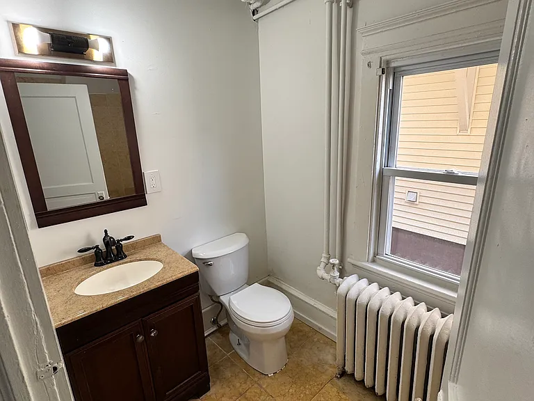 324 N Indiana Ave — Photo 4