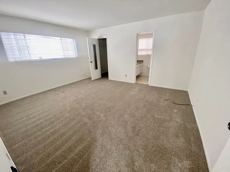 637 Manhattan Beach Blvd — Photo 10