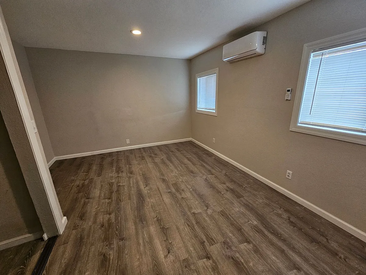 Building Photo - 633 Calaveras St