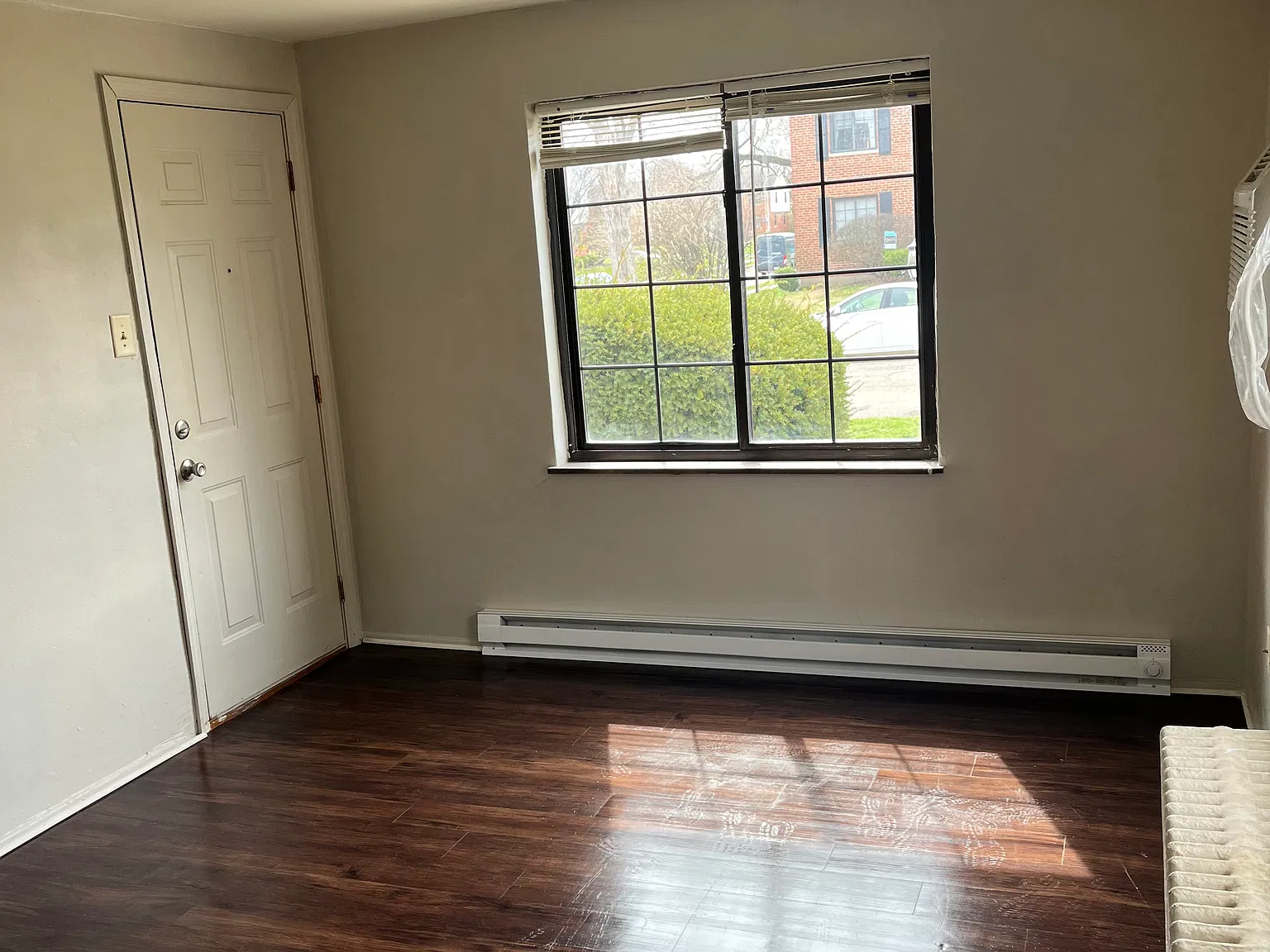 557 Telford Ave — Photo 2