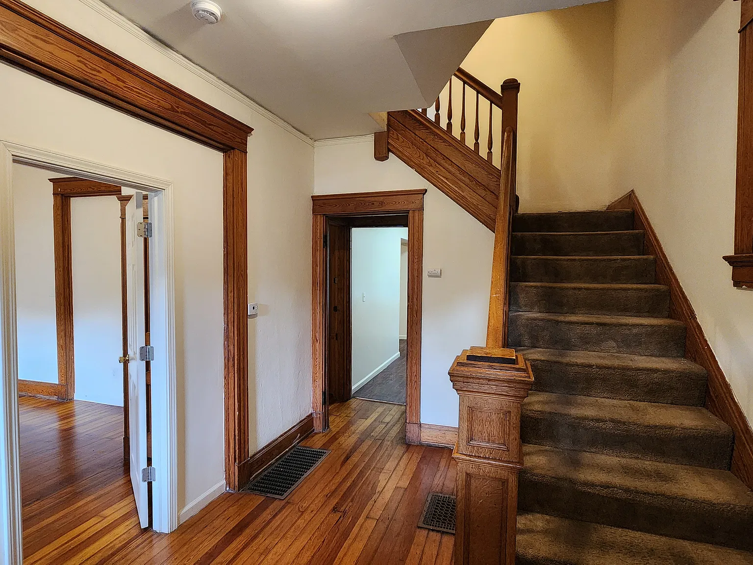 6 bed, 1698 sqft, $4,350 — Photo 2