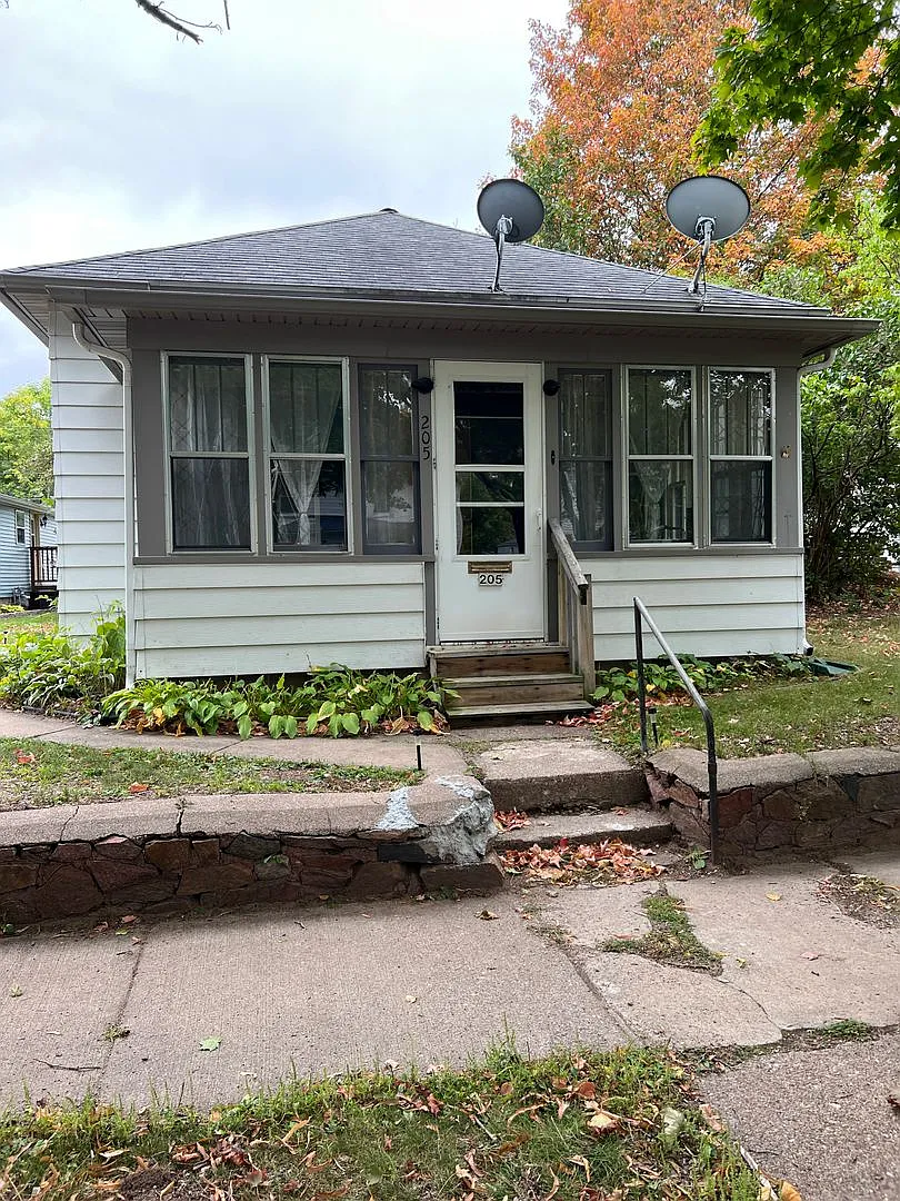 Single Family Home Available! — Photo 1