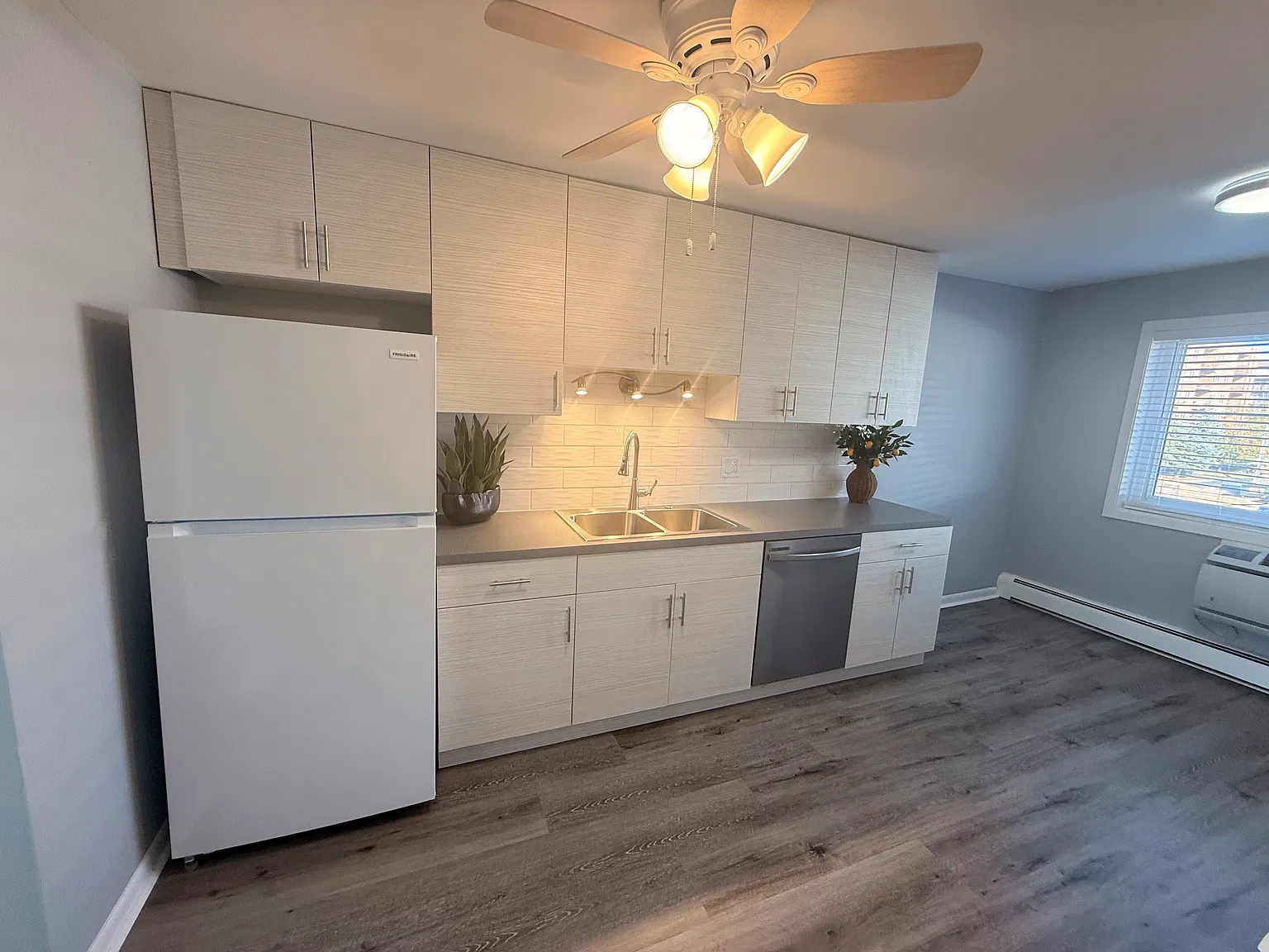 2 bed, 900 sqft, $2,100 — Photo 2