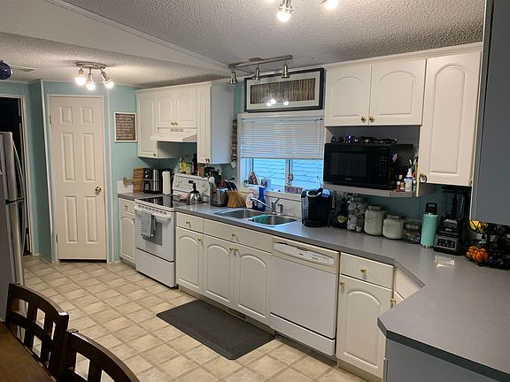 3rd image of 5701 Airport Dr #33
