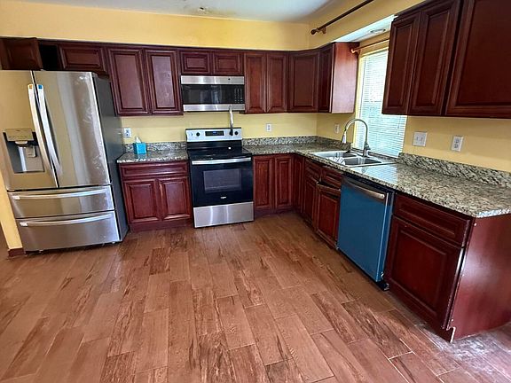 2nd image of 860 Ellington Dr
