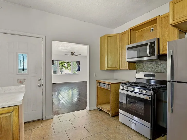 1821 Benjamin St — Photo 5