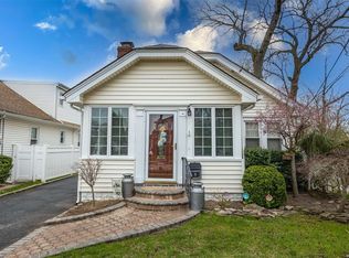 18 Yale Pl, Lynbrook, NY 11563