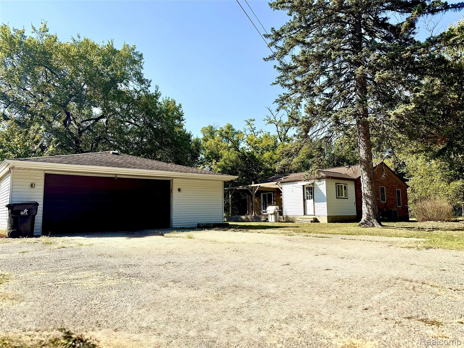 21045 Cass St photo 1