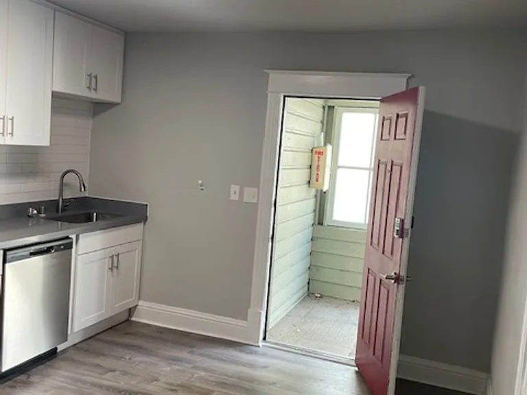 Farrah Apartments: 1 & 2 Bedroom Renovated Units — Photo 34