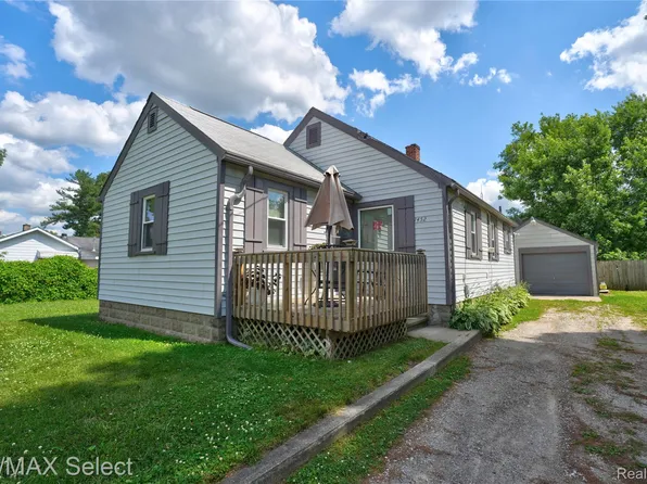 1452 E McLean Ave, Burton, MI 48529