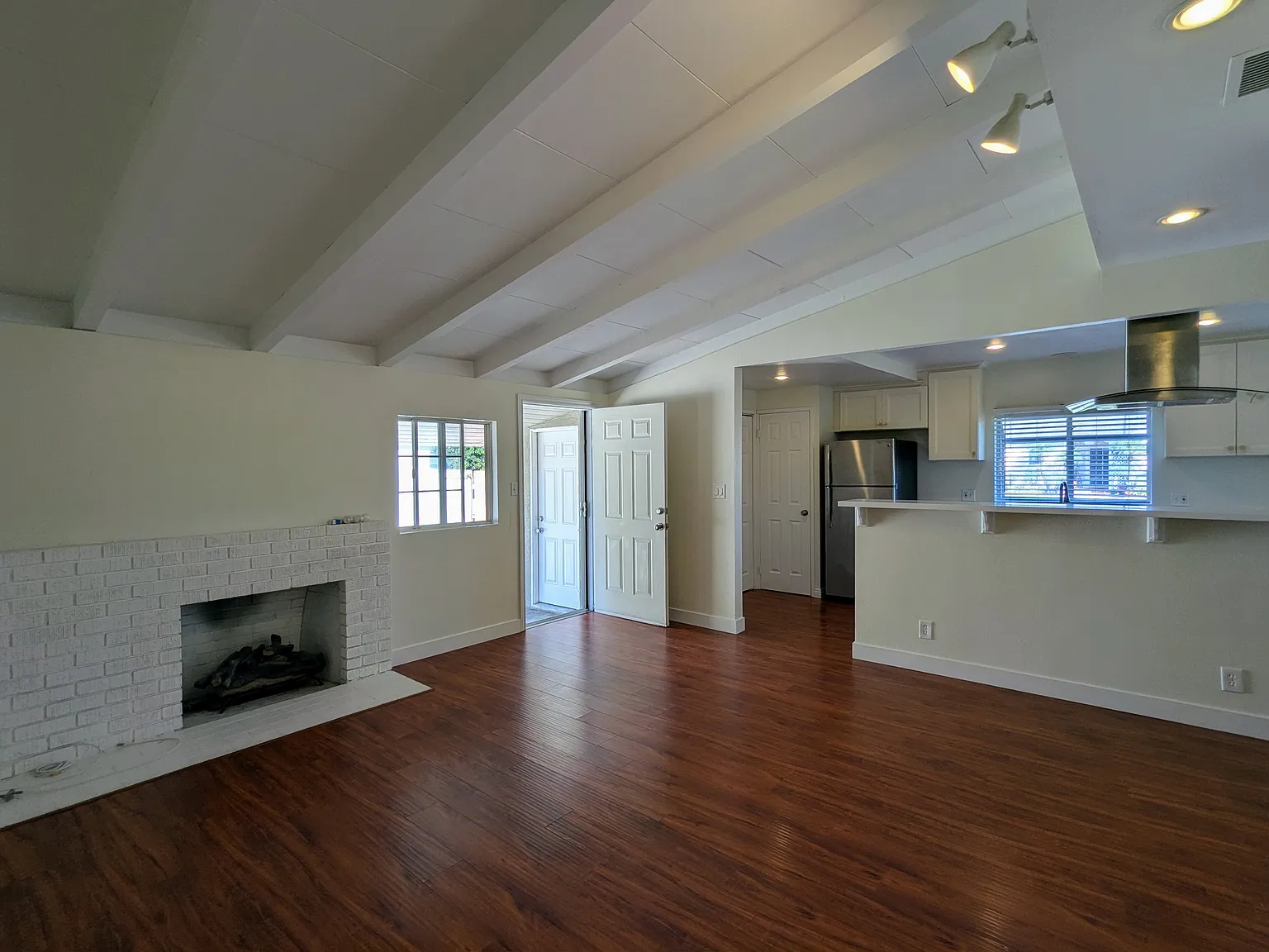 4 bed, 1348 sqft, $4,600 — Photo 1