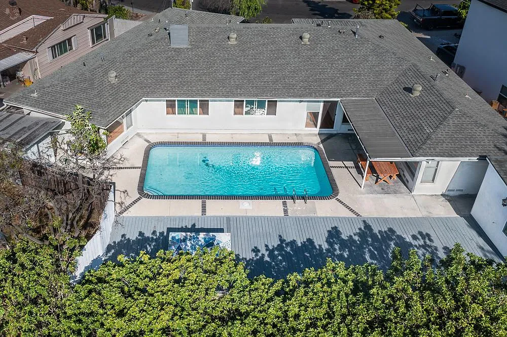8 bed, 2800 sqft, $12,900 — Photo 1
