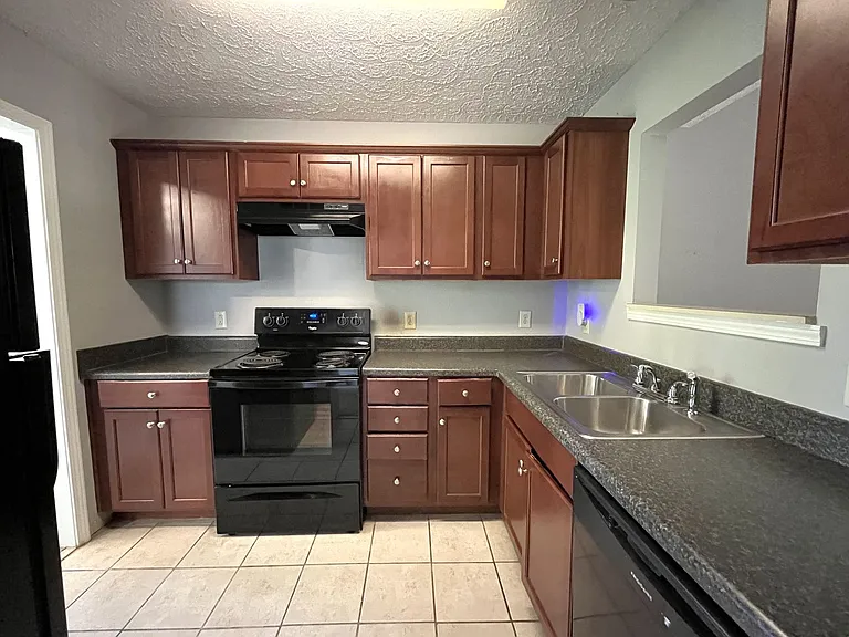 2808 Batavia St — Photo 5