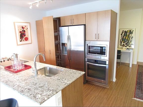 5th image of 203 E Illinois St #1B