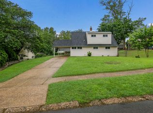 319 Holly Dr, Levittown, PA