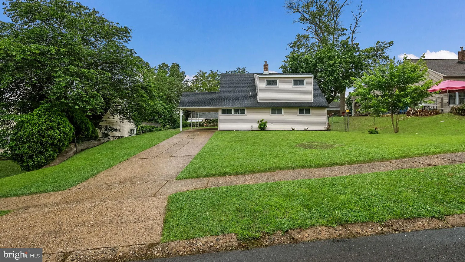 319 Holly Dr photo 1