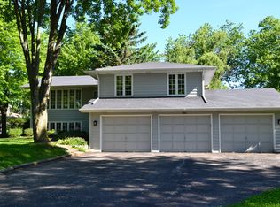 566 Lomond Dr, Mundelein, IL
